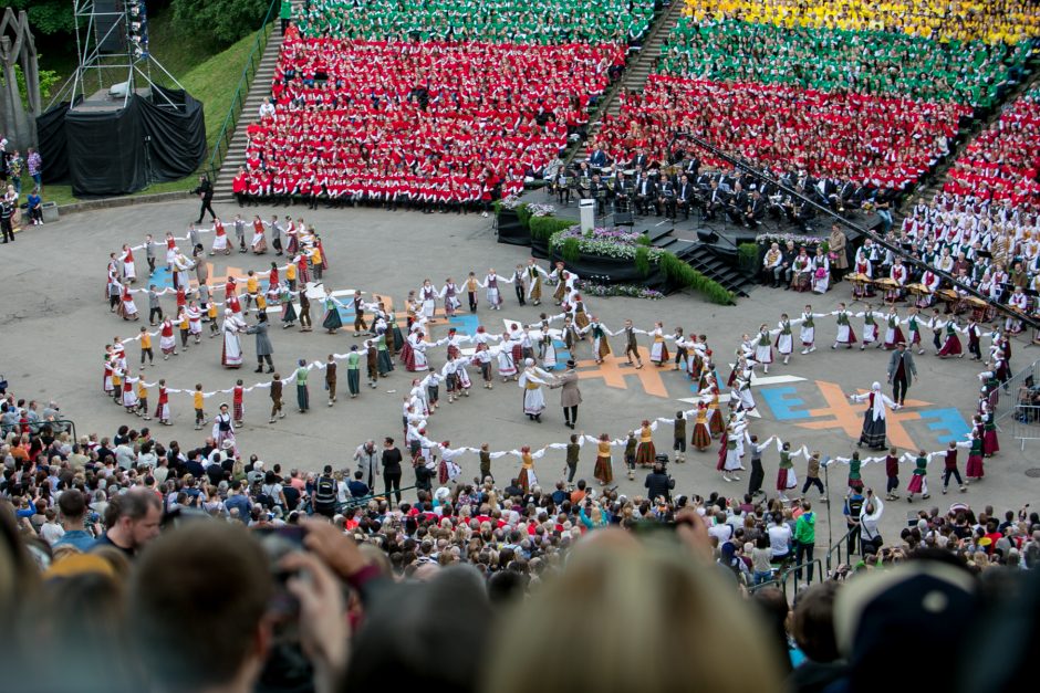 Ąžuolyne aidi Dainų šventės dainos