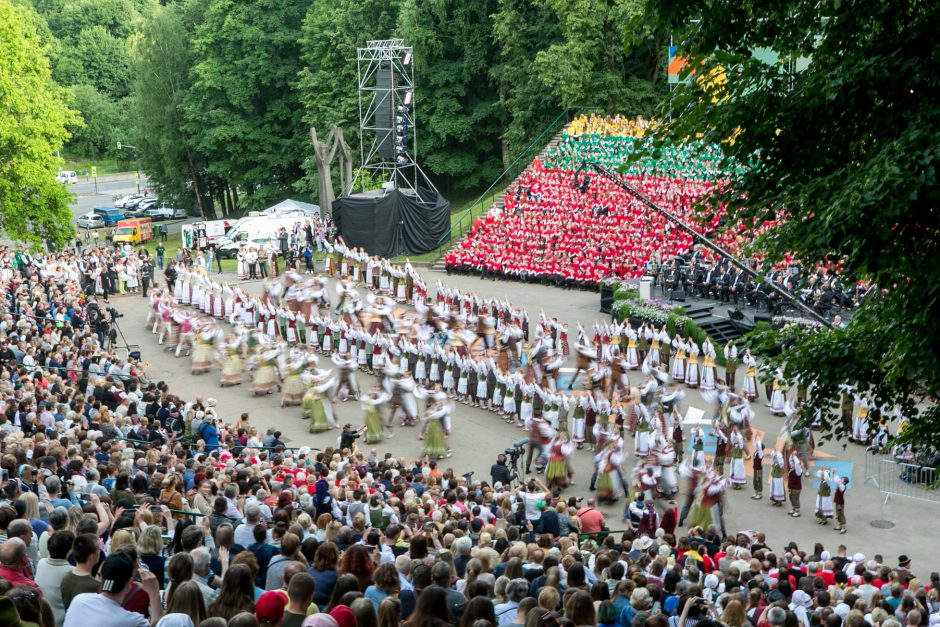 Ąžuolyne aidi Dainų šventės dainos