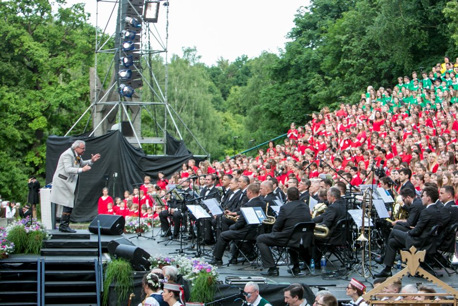 Ąžuolyne aidi Dainų šventės dainos