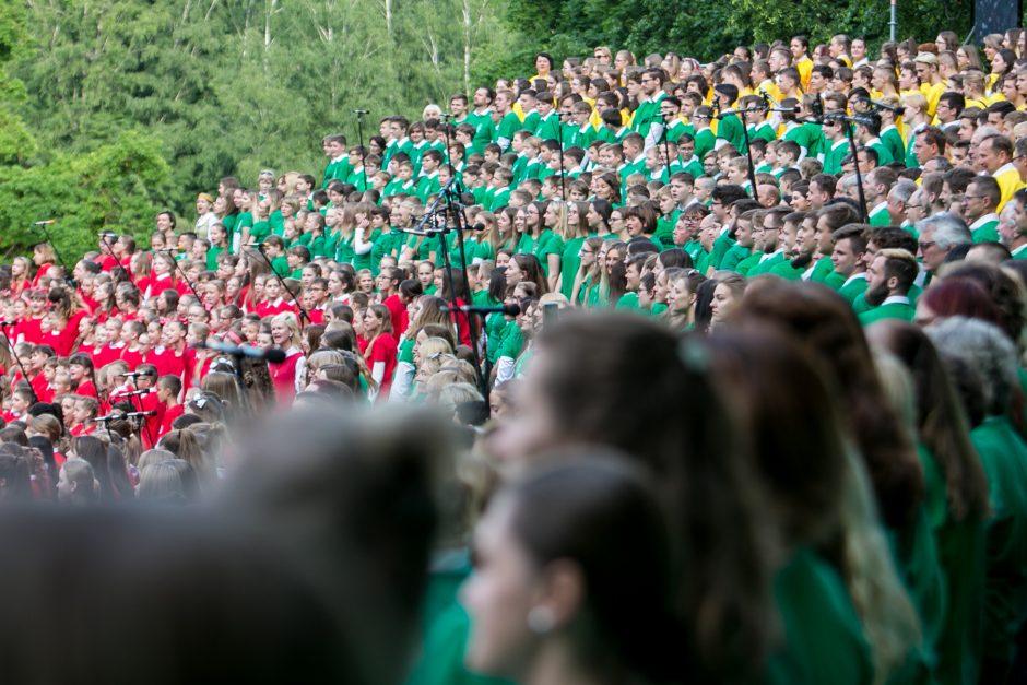 Ąžuolyne aidi Dainų šventės dainos