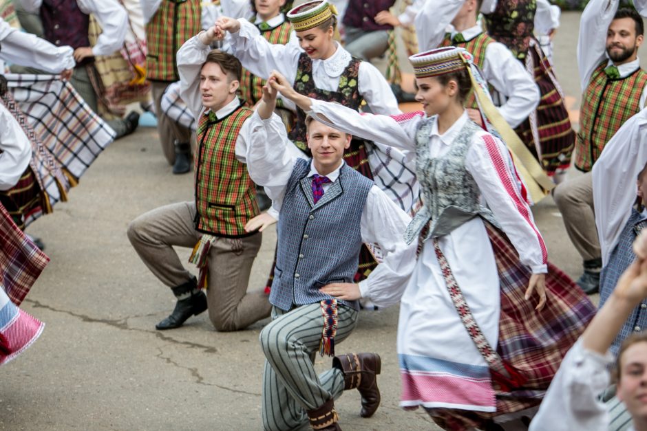 Ąžuolyne aidi Dainų šventės dainos