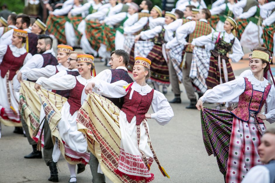 Ąžuolyne aidi Dainų šventės dainos