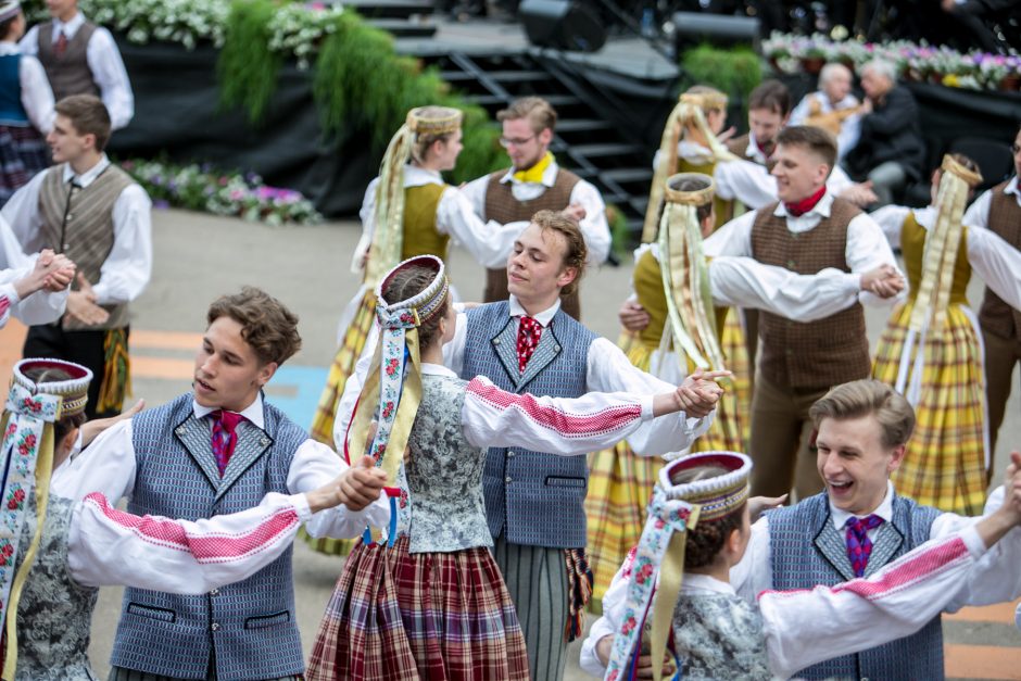 Ąžuolyne aidi Dainų šventės dainos