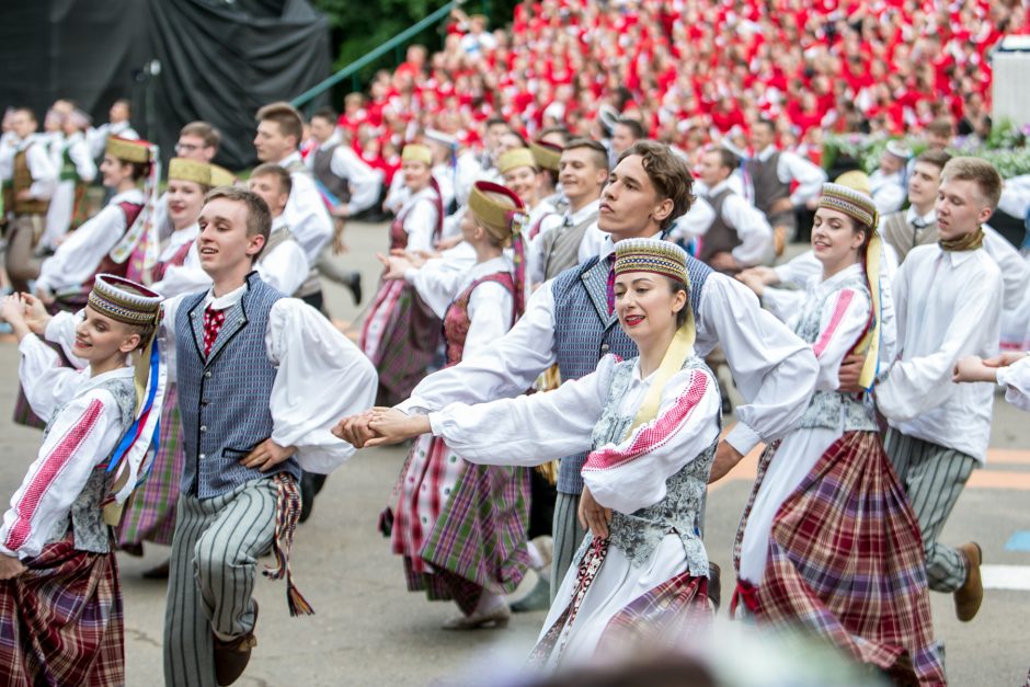 Ąžuolyne aidi Dainų šventės dainos