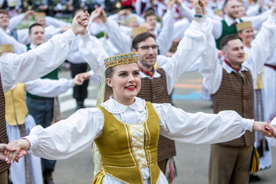 Ąžuolyne aidi Dainų šventės dainos