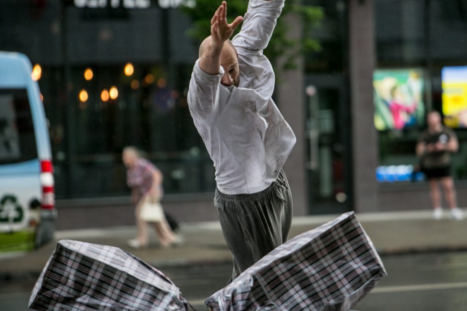 XII Kauno bienalės pradžią žymėjo išskirtinis performansas