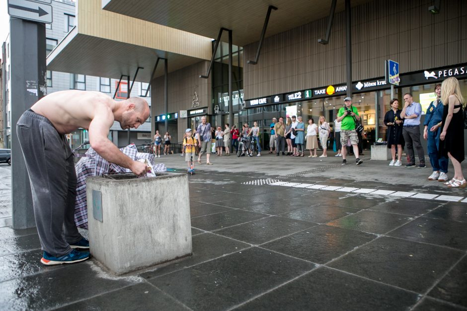 XII Kauno bienalės pradžią žymėjo išskirtinis performansas