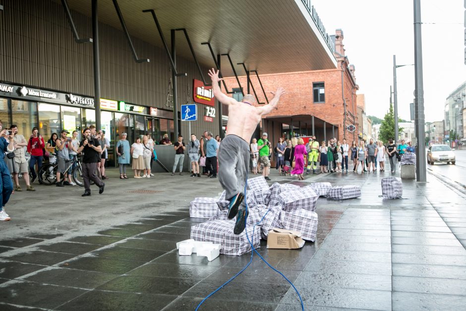 XII Kauno bienalės pradžią žymėjo išskirtinis performansas