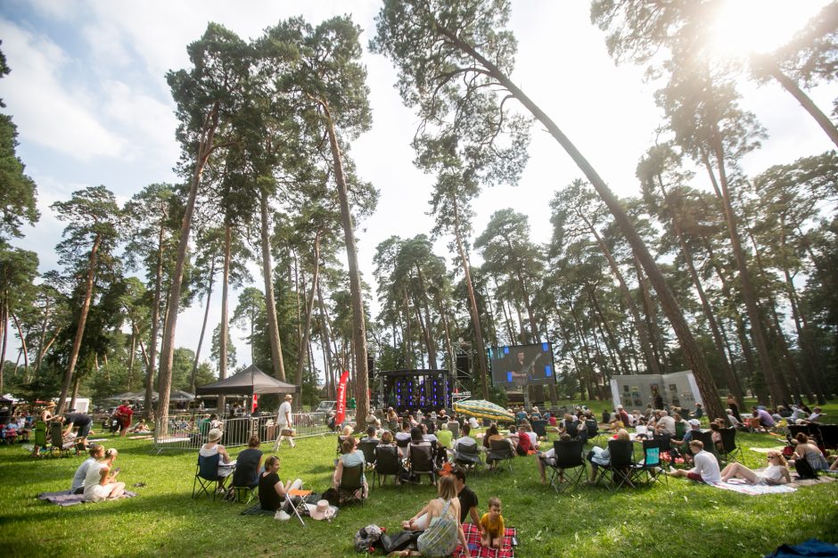 Praūžė „Akacijų alėjos“ festivalis: muzikos mylėtojų neišgąsdino net didžiulė liūtis