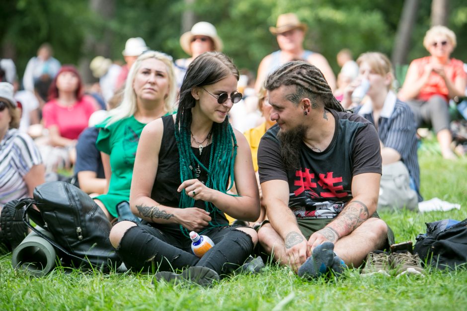 Praūžė „Akacijų alėjos“ festivalis: muzikos mylėtojų neišgąsdino net didžiulė liūtis