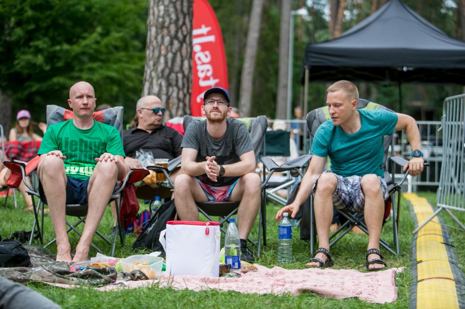 Praūžė „Akacijų alėjos“ festivalis: muzikos mylėtojų neišgąsdino net didžiulė liūtis