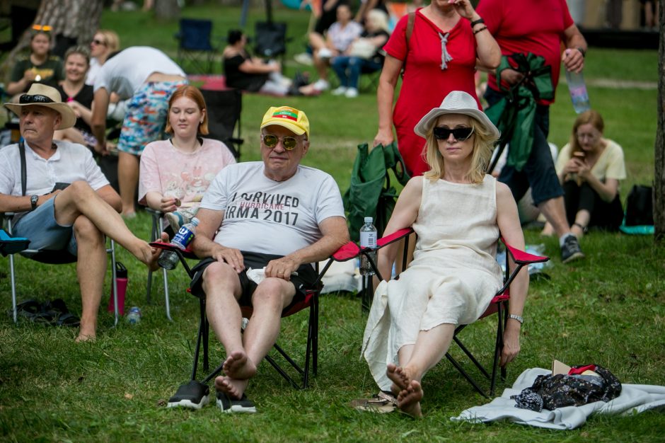 Praūžė „Akacijų alėjos“ festivalis: muzikos mylėtojų neišgąsdino net didžiulė liūtis