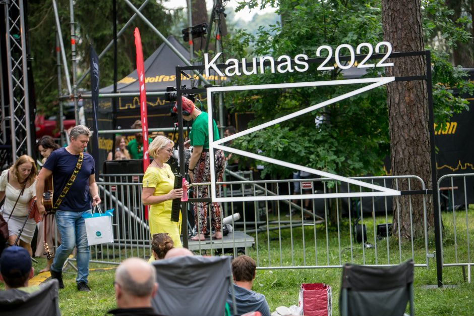 Praūžė „Akacijų alėjos“ festivalis: muzikos mylėtojų neišgąsdino net didžiulė liūtis