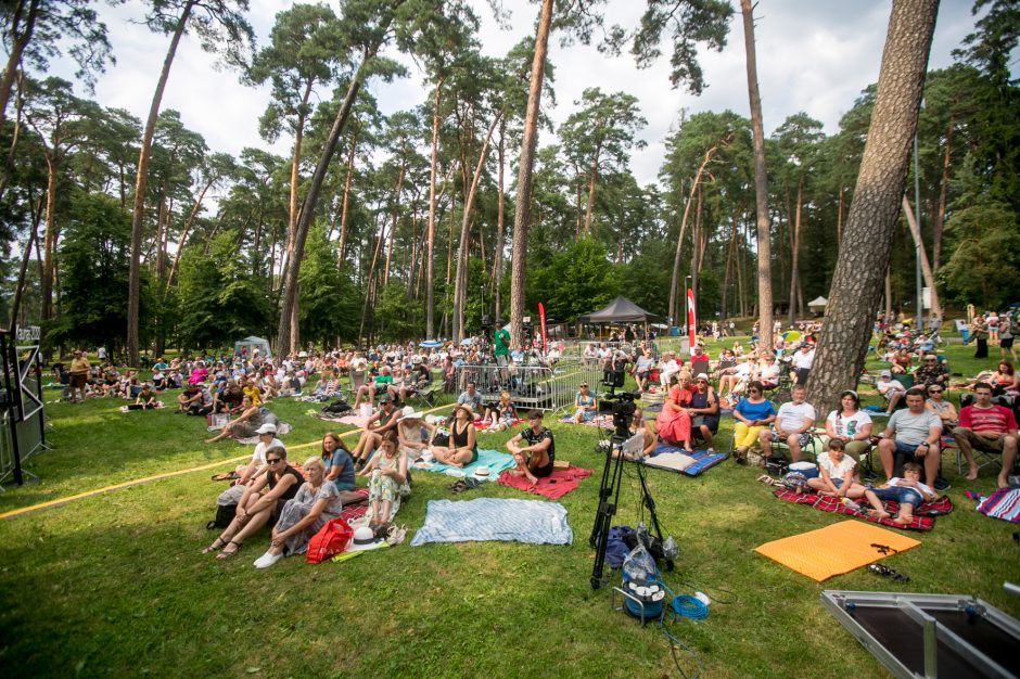 Praūžė „Akacijų alėjos“ festivalis: muzikos mylėtojų neišgąsdino net didžiulė liūtis