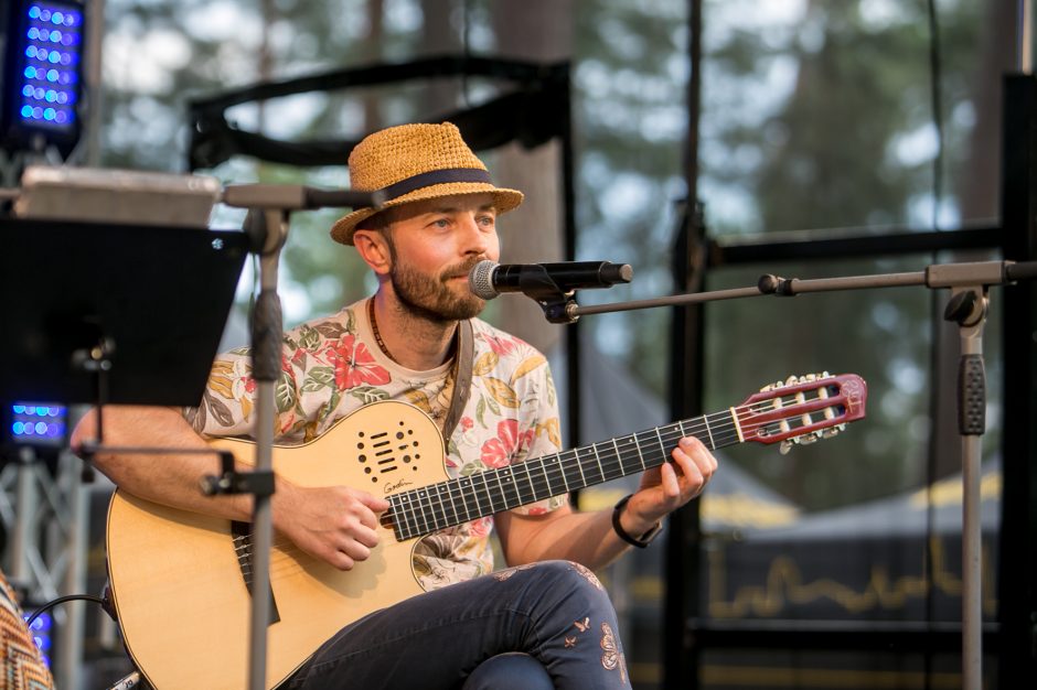 Praūžė „Akacijų alėjos“ festivalis: muzikos mylėtojų neišgąsdino net didžiulė liūtis