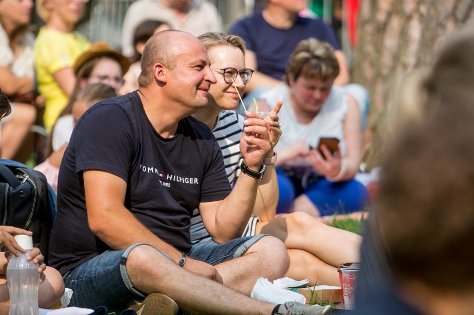 Praūžė „Akacijų alėjos“ festivalis: muzikos mylėtojų neišgąsdino net didžiulė liūtis