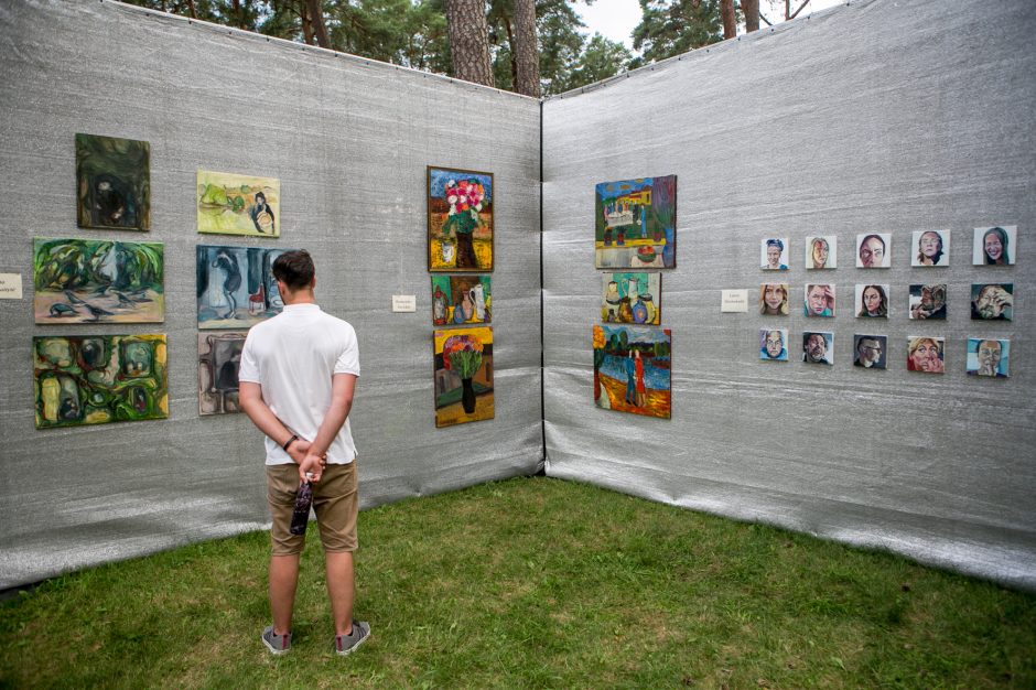 Praūžė „Akacijų alėjos“ festivalis: muzikos mylėtojų neišgąsdino net didžiulė liūtis