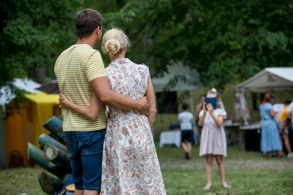 Praūžė „Akacijų alėjos“ festivalis: muzikos mylėtojų neišgąsdino net didžiulė liūtis