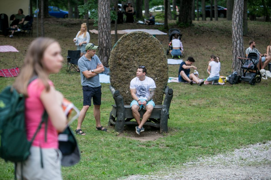 Praūžė „Akacijų alėjos“ festivalis: muzikos mylėtojų neišgąsdino net didžiulė liūtis