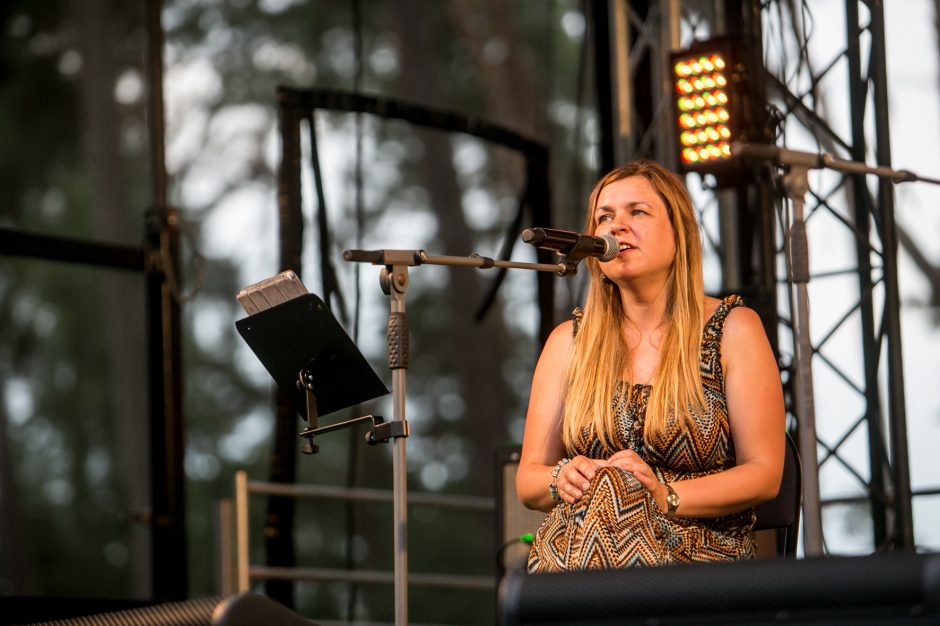 Praūžė „Akacijų alėjos“ festivalis: muzikos mylėtojų neišgąsdino net didžiulė liūtis