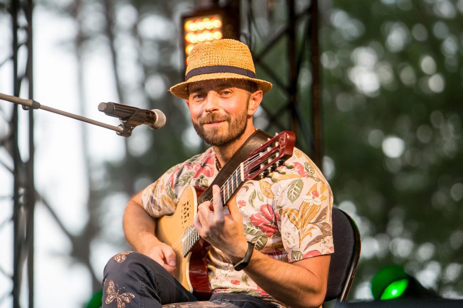 Praūžė „Akacijų alėjos“ festivalis: muzikos mylėtojų neišgąsdino net didžiulė liūtis