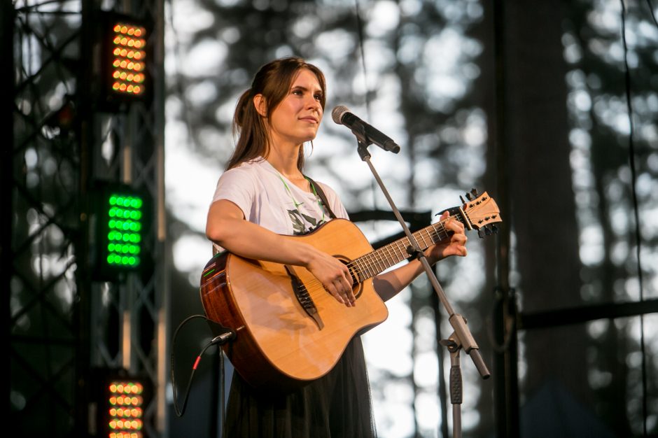 Praūžė „Akacijų alėjos“ festivalis: muzikos mylėtojų neišgąsdino net didžiulė liūtis