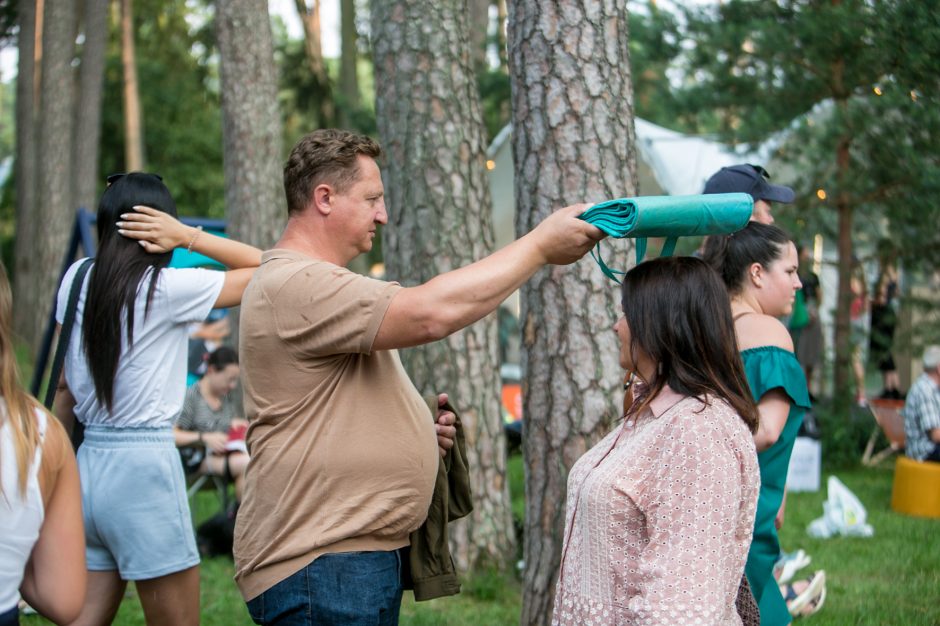 Praūžė „Akacijų alėjos“ festivalis: muzikos mylėtojų neišgąsdino net didžiulė liūtis