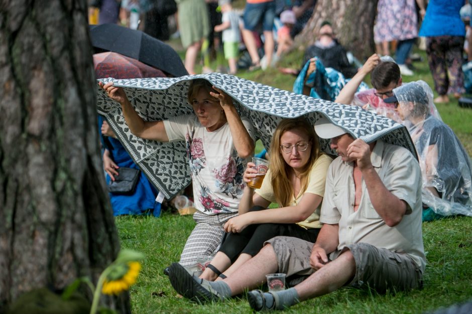 Praūžė „Akacijų alėjos“ festivalis: muzikos mylėtojų neišgąsdino net didžiulė liūtis