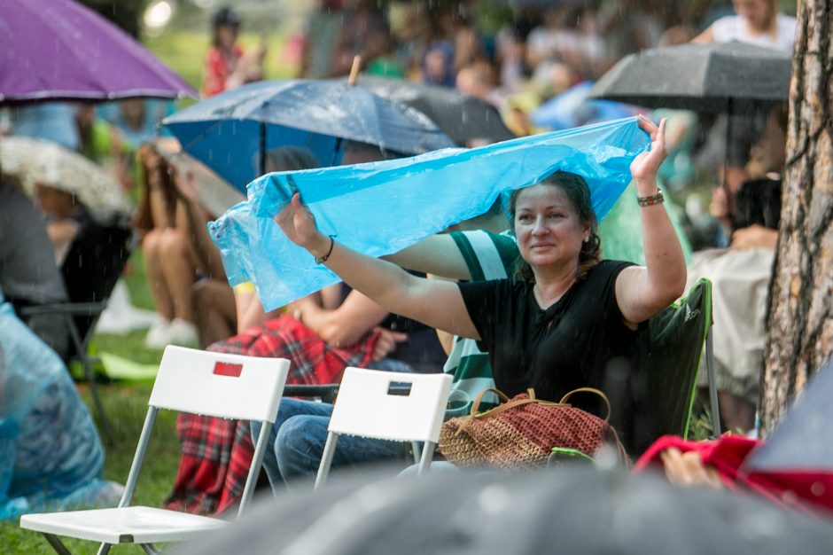 Praūžė „Akacijų alėjos“ festivalis: muzikos mylėtojų neišgąsdino net didžiulė liūtis