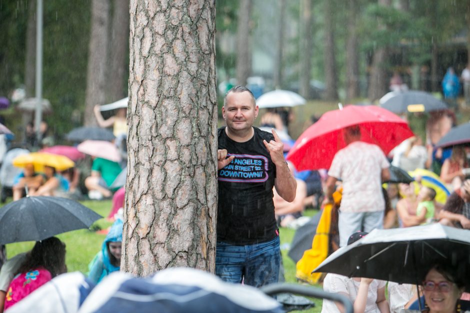 Praūžė „Akacijų alėjos“ festivalis: muzikos mylėtojų neišgąsdino net didžiulė liūtis