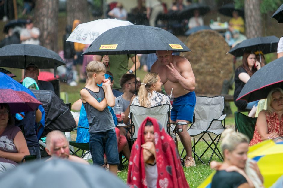 Praūžė „Akacijų alėjos“ festivalis: muzikos mylėtojų neišgąsdino net didžiulė liūtis