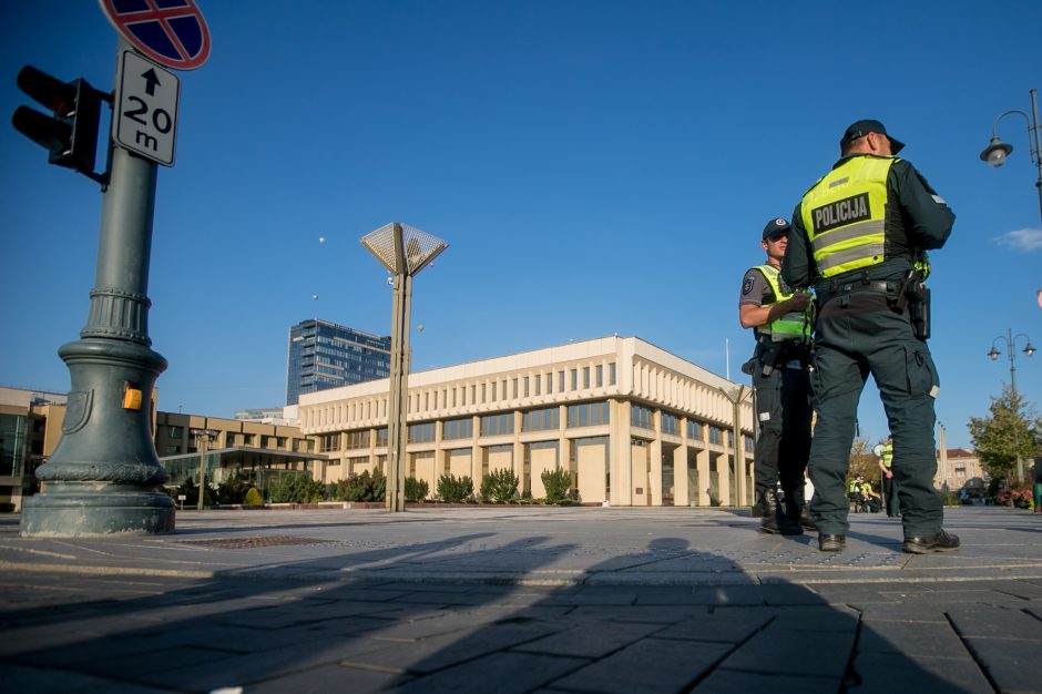 Po Šeimų sąjūdžio mitingo minia žmonių renkasi prie Seimo 