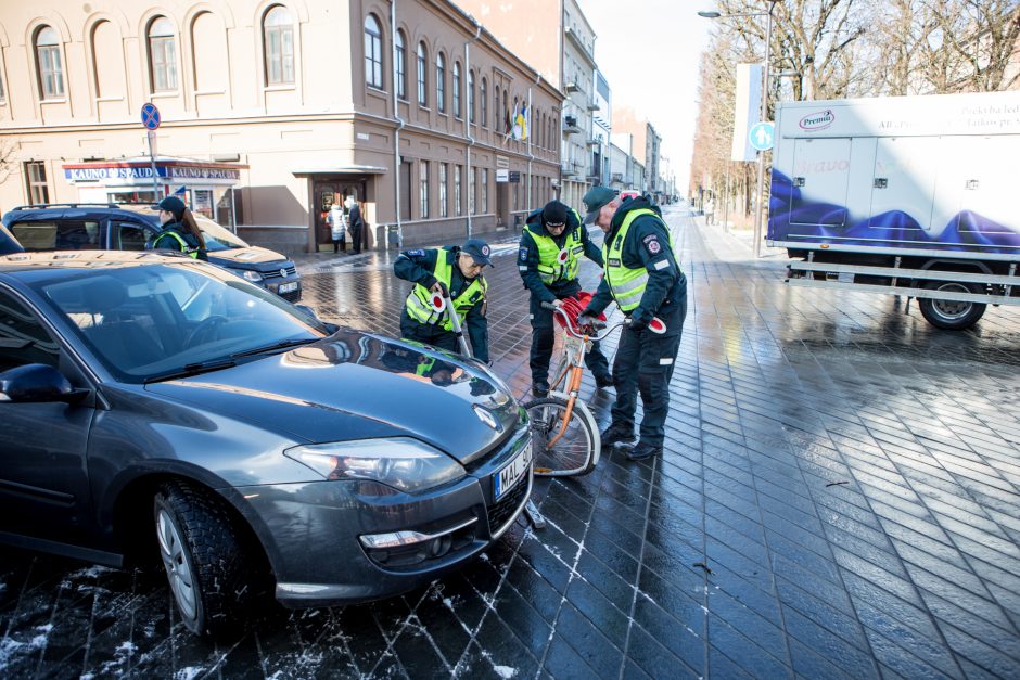 Saugaus eismo dieną  – inscenizuota avarija ir greičio matuoklis, nukreiptas į dviratininkus