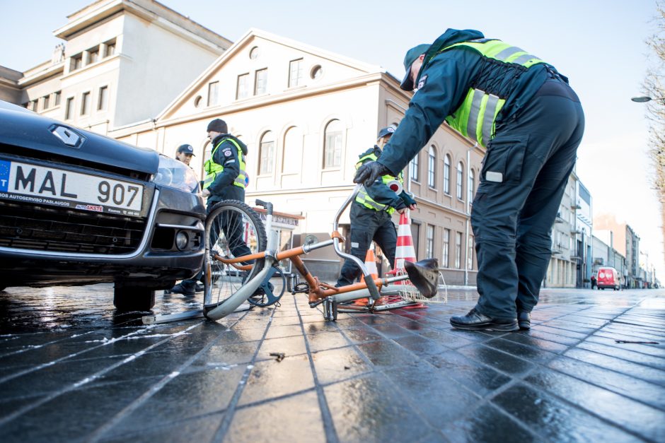 Saugaus eismo dieną  – inscenizuota avarija ir greičio matuoklis, nukreiptas į dviratininkus