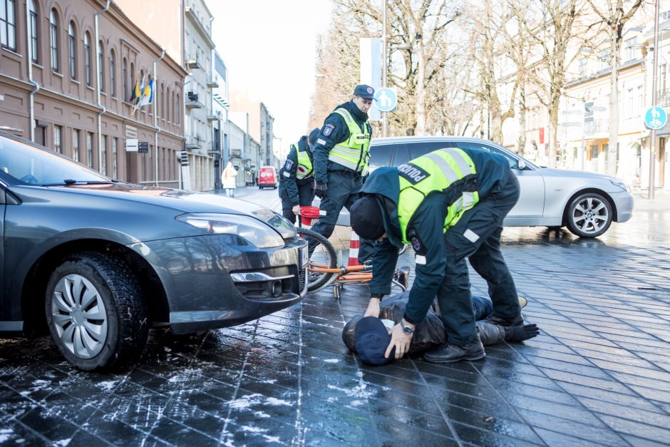 Saugaus eismo dieną  – inscenizuota avarija ir greičio matuoklis, nukreiptas į dviratininkus