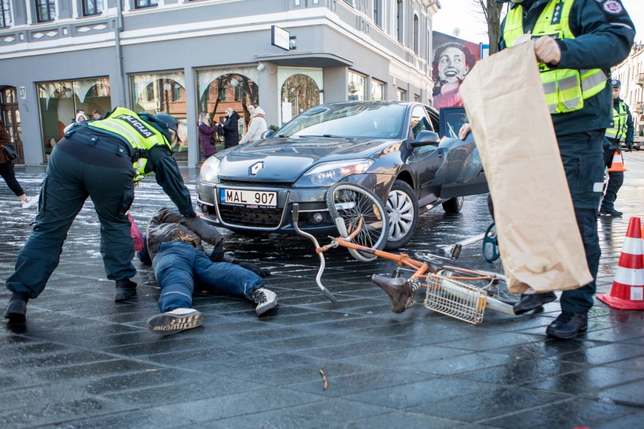 Saugaus eismo dieną  – inscenizuota avarija ir greičio matuoklis, nukreiptas į dviratininkus