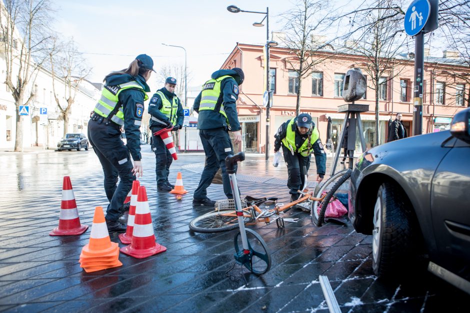 Saugaus eismo dieną  – inscenizuota avarija ir greičio matuoklis, nukreiptas į dviratininkus