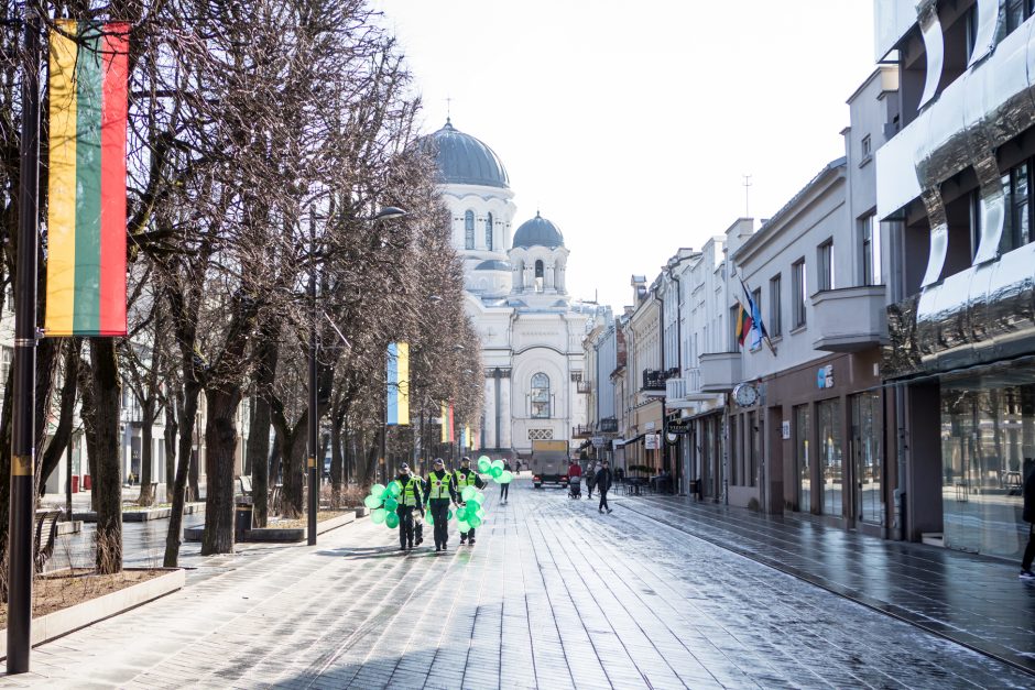 Saugaus eismo dieną  – inscenizuota avarija ir greičio matuoklis, nukreiptas į dviratininkus