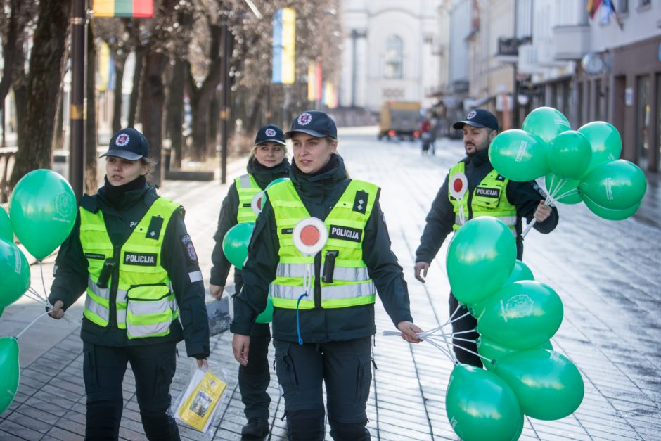 Saugaus eismo dieną  – inscenizuota avarija ir greičio matuoklis, nukreiptas į dviratininkus