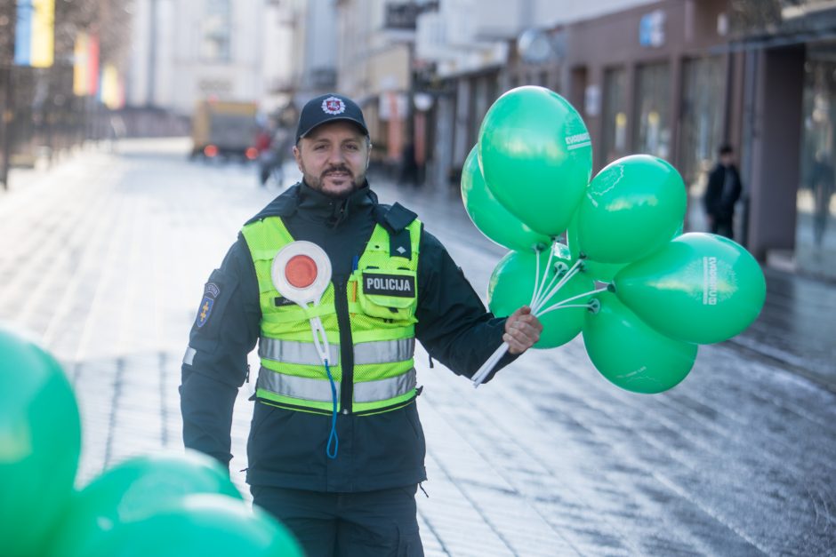 Saugaus eismo dieną  – inscenizuota avarija ir greičio matuoklis, nukreiptas į dviratininkus