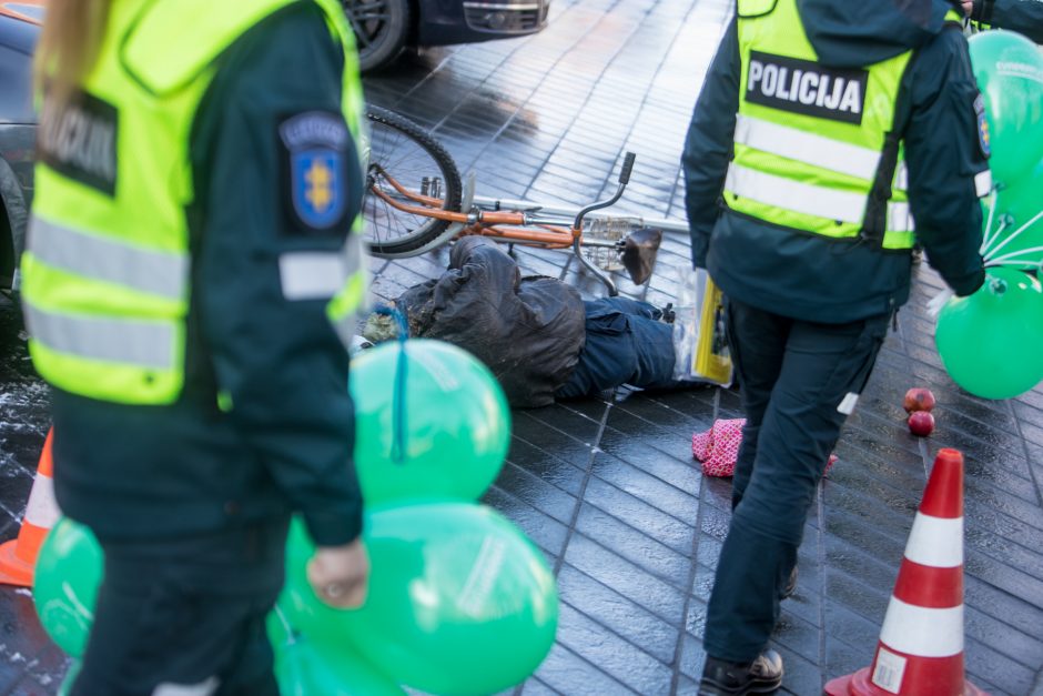 Saugaus eismo dieną  – inscenizuota avarija ir greičio matuoklis, nukreiptas į dviratininkus