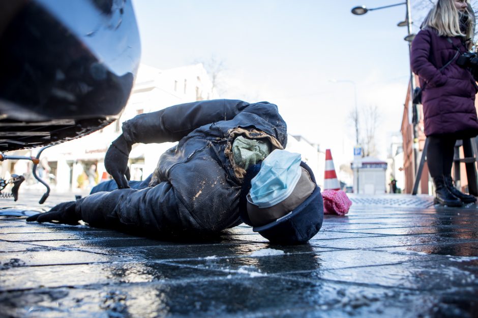 Saugaus eismo dieną  – inscenizuota avarija ir greičio matuoklis, nukreiptas į dviratininkus