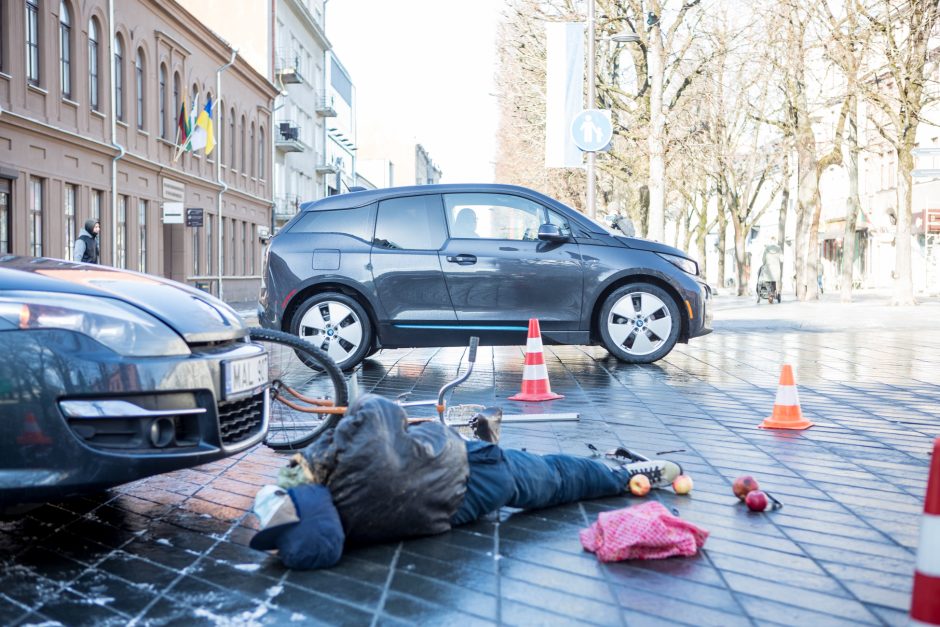 Saugaus eismo dieną  – inscenizuota avarija ir greičio matuoklis, nukreiptas į dviratininkus