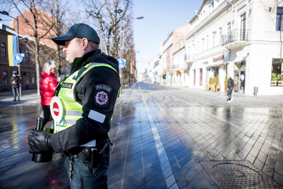 Saugaus eismo dieną  – inscenizuota avarija ir greičio matuoklis, nukreiptas į dviratininkus