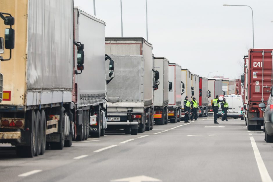 Apklausa: krito transporto sektoriaus apyvarta ir darbuotojų atlyginimai 