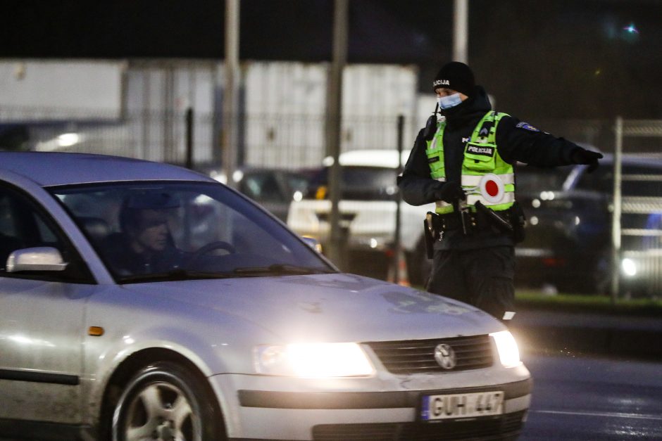 Policija pradėjo masinę judėjimo kontrolę: dauguma žmonių pasiruošę dokumentus