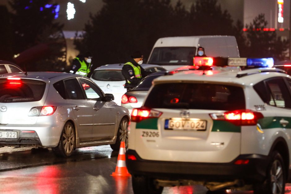 Policija pradėjo masinę judėjimo kontrolę: dauguma žmonių pasiruošę dokumentus