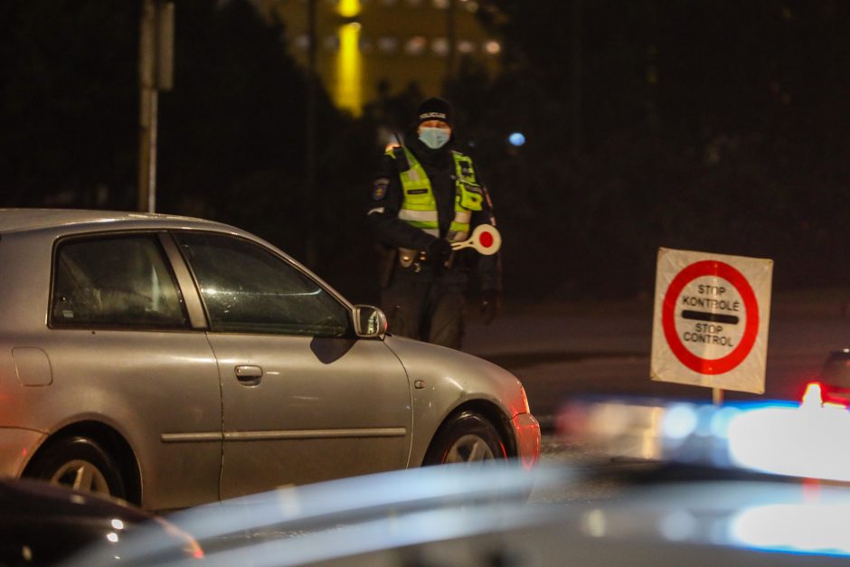 Policija pradėjo masinę judėjimo kontrolę: dauguma žmonių pasiruošę dokumentus