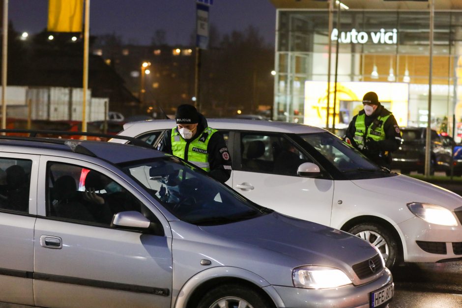 Policija pradėjo masinę judėjimo kontrolę: dauguma žmonių pasiruošę dokumentus