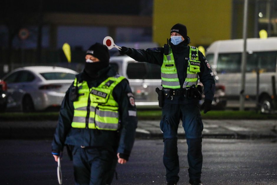 Policija pradėjo masinę judėjimo kontrolę: dauguma žmonių pasiruošę dokumentus